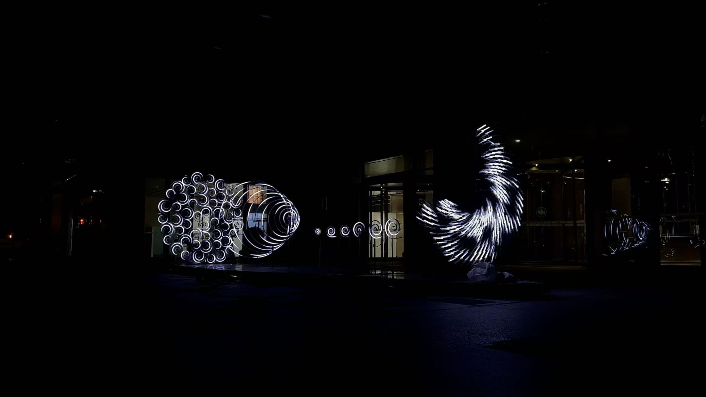 艺术家作品-定制旋转灯管装置《涟漪》Artist Work · Custom Rotating Light Tube Installation “Ripple”